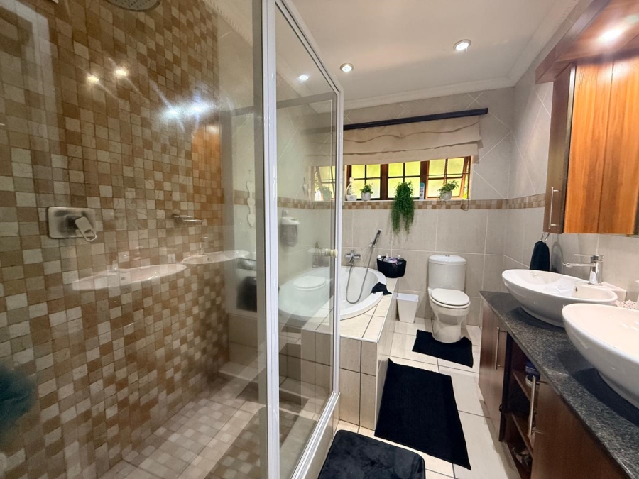 5 Bedroom Property for Sale in Protea Park North West